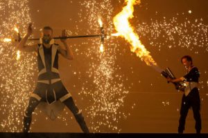 plamenomet a pyroefekty v ohnivé show